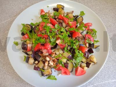 Salotas su traškiais baklažanais, pomidoru, graikiniais riešutais ir kalendra Žingsnis 8