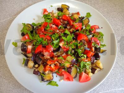 Salotas su traškiais baklažanais, pomidoru, graikiniais riešutais ir kalendra Žingsnis 9