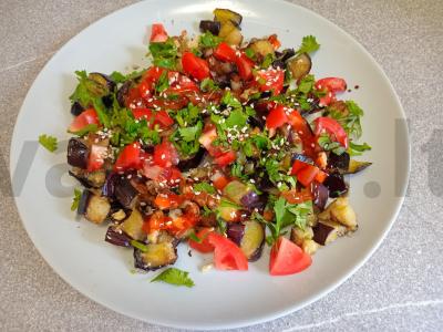 Salotas su traškiais baklažanais, pomidoru, graikiniais riešutais ir kalendra pagrindine nuotrauka