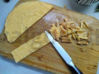 Salotas su omletu ir jūros gėrybių kokteiliu Žingsnis 4