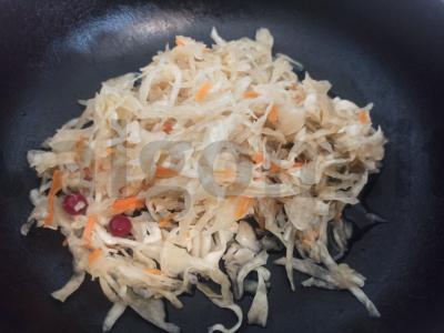 Traškus pyragas su marinuotų kopūstų įdaru Žingsnis 1