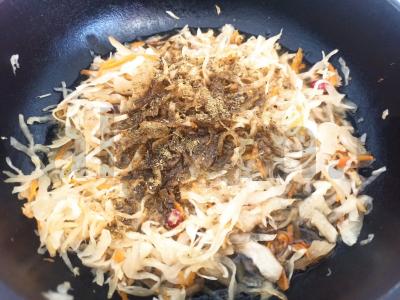 Traškus pyragas su marinuotų kopūstų įdaru Žingsnis 4