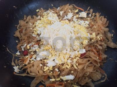 Traškus pyragas su marinuotų kopūstų įdaru Žingsnis 5