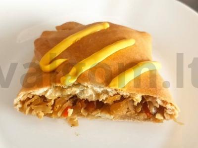 Traškus pyragas su marinuotų kopūstų įdaru pagrindine nuotrauka