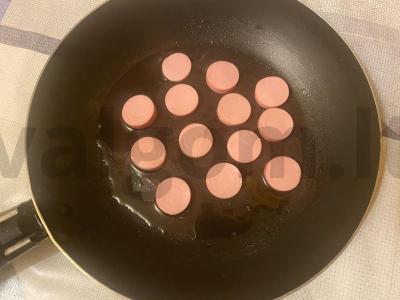 Karštas šuo „Apskritimai“ su dešrele, agurku ir džiovintų daržovių prieskoniu Žingsnis 1