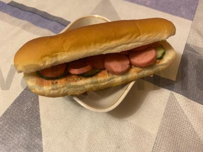 Karštas šuo „Apskritimai“ su dešrele, agurku ir džiovintų daržovių prieskoniu Žingsnis 5