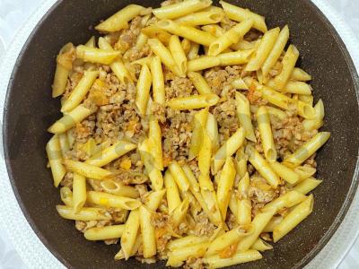 Penne makaronai su faršo ir pomidorų padažu pagrindine nuotrauka