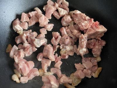 Makaronai su švelniais kiaulienos gabalėliais Žingsnis 1