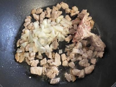 Makaronai su švelniais kiaulienos gabalėliais Žingsnis 2