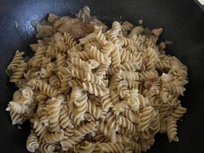 Makaronai su švelniais kiaulienos gabalėliais Žingsnis 4