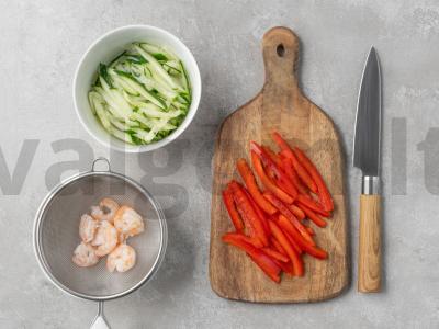 Vasaros ritinėliai su žemės riešutų padažu Žingsnis 3