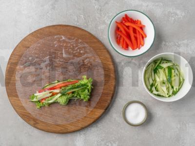 Vasaros ritinėliai su žemės riešutų padažu Žingsnis 4