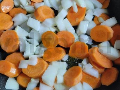 Kalakutiena, troškinta aluje su džiovintais abrikosais Žingsnis 2