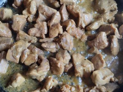 Kalakutiena, troškinta aluje su džiovintais abrikosais Žingsnis 4