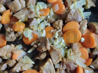 Kalakutiena, troškinta aluje su džiovintais abrikosais Žingsnis 5