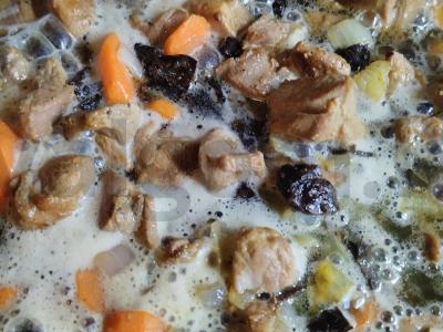 Kalakutiena, troškinta aluje su džiovintais abrikosais Žingsnis 7