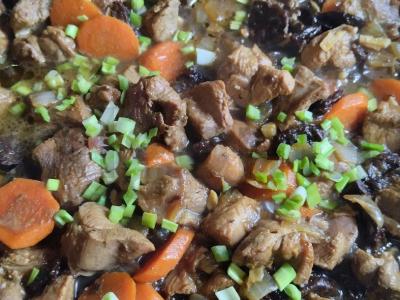 Kalakutiena, troškinta aluje su džiovintais abrikosais Žingsnis 8