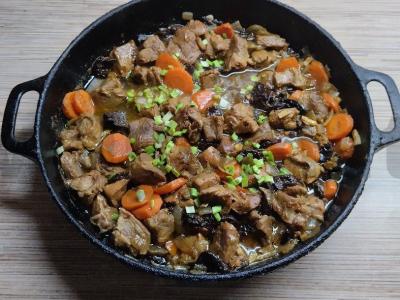 Kalakutiena, troškinta aluje su džiovintais abrikosais pagrindine nuotrauka