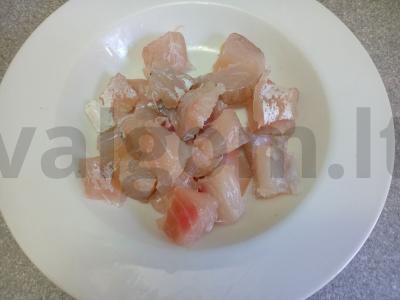 Sūdyta karpis su raudonais maltais pipirais ir krapais Žingsnis 4