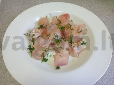 Sūdyta karpis su raudonais maltais pipirais ir krapais pagrindine nuotrauka