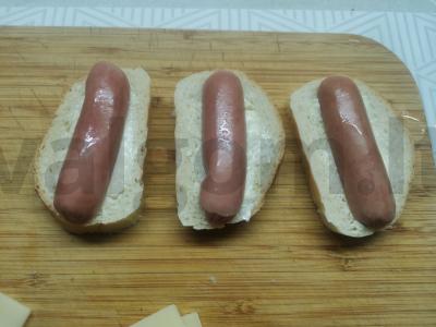 Karšti sumuštiniai su dešrele ir sūriu pusryčiams Žingsnis 1