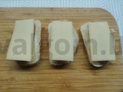 Karšti sumuštiniai su dešrele ir sūriu pusryčiams Žingsnis 2