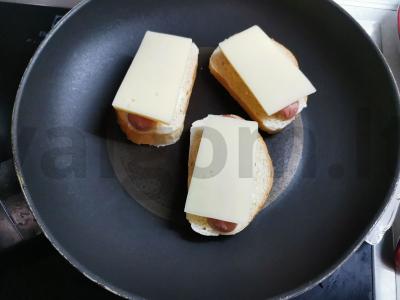 Karšti sumuštiniai su dešrele ir sūriu pusryčiams Žingsnis 3