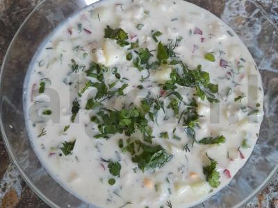 Vasaros okroška su kefyru pagrindine nuotrauka