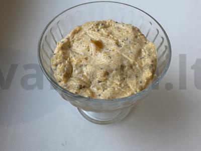 Aromatingas varškės-moliūgų musas su chia sėklomis pagrindine nuotrauka