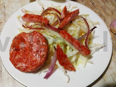 Šiltas salotas iš kopūstų, dešros su kiaušiniu ir džiovintais pomidorais Žingsnis 3