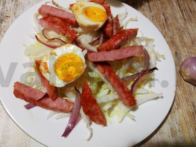 Šiltas salotas iš kopūstų, dešros su kiaušiniu ir džiovintais pomidorais Žingsnis 4