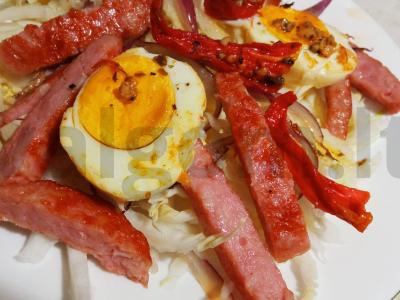 Šiltas salotas iš kopūstų, dešros su kiaušiniu ir džiovintais pomidorais pagrindine nuotrauka