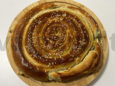 Sluoksniuotos tešlos sraigė su špinatais, varške ir sūriu pagrindine nuotrauka