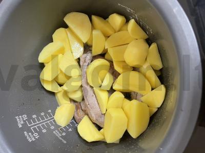 Bulvės su šonkauliais lėtoje viryklėje Žingsnis 5