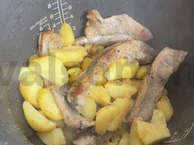 Bulvės su šonkauliais lėtoje viryklėje Žingsnis 6