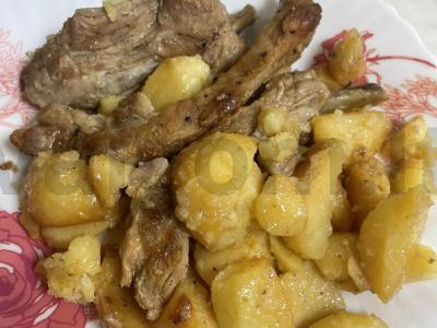 Bulvės su šonkauliais lėtoje viryklėje pagrindine nuotrauka