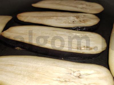 Baklažanų ritinėliai su lydytu sūriu ir graikiniais riešutais Žingsnis 2