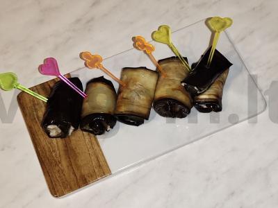 Baklažanų ritinėliai su lydytu sūriu ir graikiniais riešutais pagrindine nuotrauka