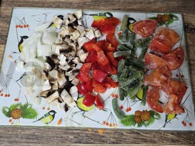 Spagečiai su daržovėmis, grybais ir dešrelėmis Žingsnis 1