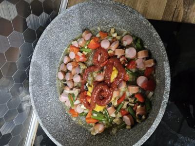 Spagečiai su daržovėmis, grybais ir dešrelėmis Žingsnis 4