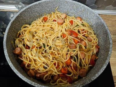 Spagečiai su daržovėmis, grybais ir dešrelėmis Žingsnis 6