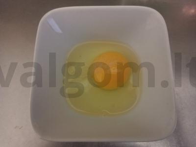 Kiaušinio vokas su varške, šprotų ir pomidoru Žingsnis 1