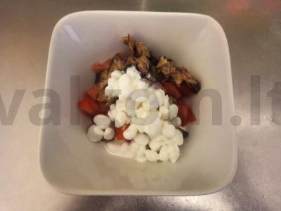 Kiaušinio vokas su varške, šprotų ir pomidoru Žingsnis 3