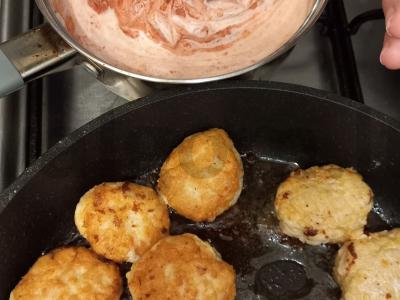 Vištienos kukulių lizdai keptuvėje Žingsnis 3