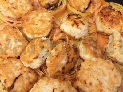 Vištienos kukulių lizdai keptuvėje pagrindine nuotrauka