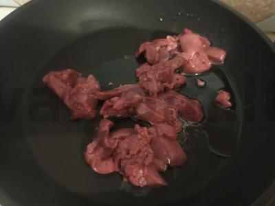 Vištienos kepenėlės su svogūnais padaže Žingsnis 1