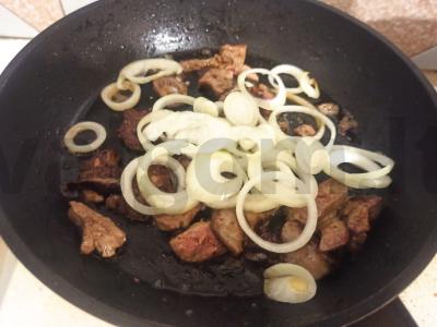 Vištienos kepenėlės su svogūnais padaže Žingsnis 2