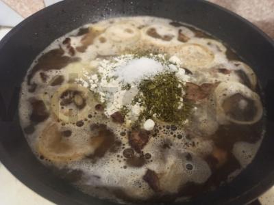 Vištienos kepenėlės su svogūnais padaže Žingsnis 4