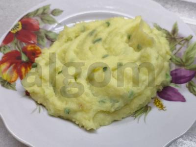 Bulvių košė su žaliu svogūnu pagrindine nuotrauka