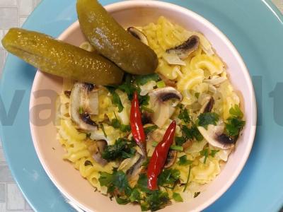 Makaronų apkepas su grybais ir grietine pagrindine nuotrauka